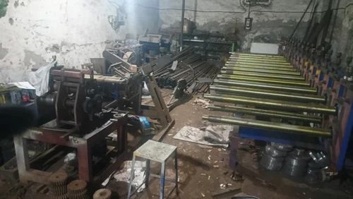 Deck floor roll forming machine